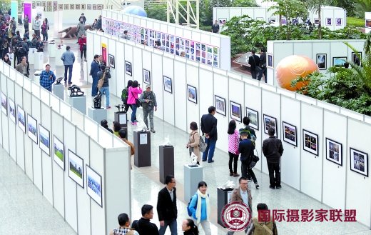 摄影爱好者和市民观看24届全国摄影艺术展览获奖作品重庆巡回展。